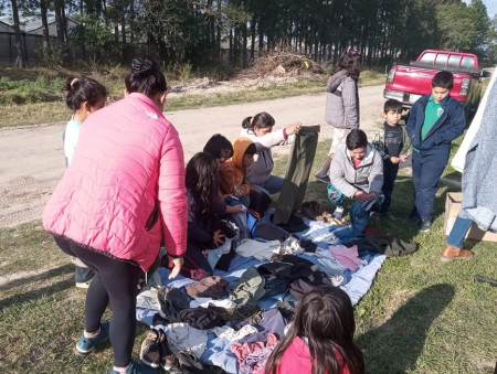 Perchero Solidario entregó ropas en el Barrio Hípico